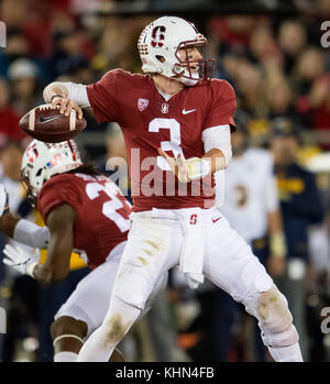 Stanford, in California, Stati Uniti d'America. Xviii Nov, 2017. Stanford Cardinale quarterback K.J. Costello (3) si prepara a lanciare un pass, durante una NCAA Football gioco tra la California Golden Bears e Stanford Cardinale presso la Stanford Stadium a Stanford in California. Valerie Shoaps/CSM/Alamy Live News Foto Stock