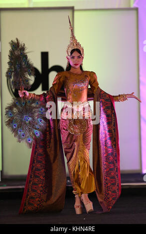 Las Vegas, Nevada, Stati Uniti. 18 novembre 2017. Signorina Cambodia, di Southearly. 66° Miss Universe Pageant National Costume Show al Planet Hollywood Resort Hotel and Casino foto credito: MJT/AdMedia Credit: Mjt/AdMedia/ZUMA Wire/Alamy Live News Foto Stock