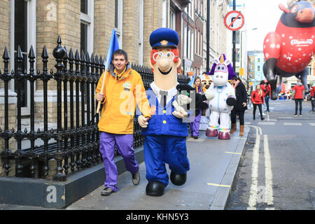 Londra Regno Unito. Il 19 novembre 2017. annuale di natale hamleys toy parade che si svolge lungo Regent street e tradizionalmente attira grandi folle. la sfilata organizzata dal famoso negozio di giocattoli hamleys che dispone di oltre 50 della nazione di figli prediletti di caratteri lungo con 400 animatori, una Marching Band e palloncini giganti. La sfilata è modellata su Macy's annuale di Thanksgiving Parade in new york Foto Stock