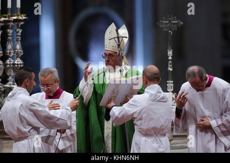 Roma, Italia. 19 novembre 2017. PAPA FRANCESCO celebra la messa in occasione della prima giornata Mondiale dei poveri nella Basilica di San Pietro in Vaticano Foto Stock