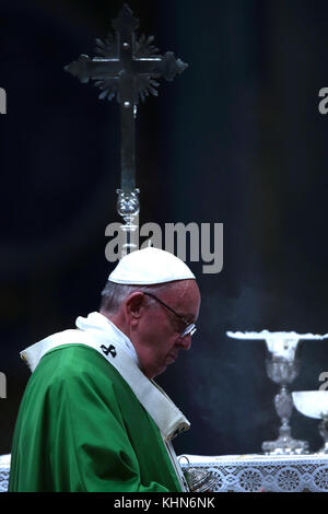 Roma, Italia. 19 novembre 2017. PAPA FRANCESCO celebra la messa in occasione della prima giornata Mondiale dei poveri nella Basilica di San Pietro in Vaticano Foto Stock