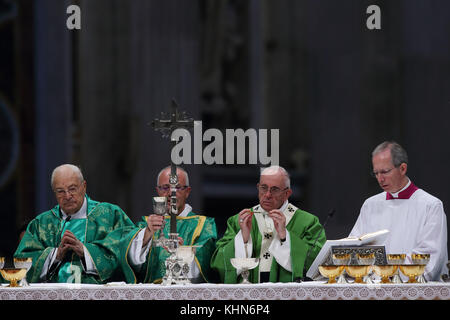 Roma, Italia. 19 novembre 2017. PAPA FRANCESCO celebra la messa in occasione della prima giornata Mondiale dei poveri nella Basilica di San Pietro in Vaticano Foto Stock