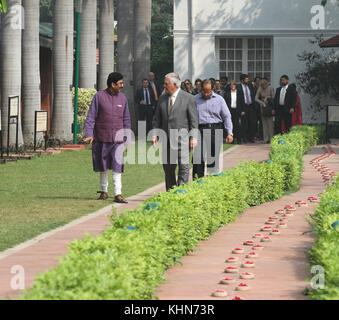 Stati Uniti Il segretario di Stato Rex Tillerson paga rispetta al Mahatma Gandhi a Gandhi Smriti a Nuova Delhi, in India il 25 ottobre 2017. Foto Stock