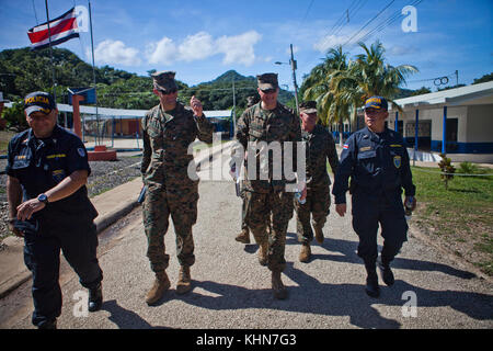 Costa Rican Subteniente José Rodriguez, destra Murcielago ufficiale responsabile, dà U.S. Marine Col. Michael V. Samarov, centro, il comandante di scopo speciale Air-Ground Marine Task Force - Comando Sud, un tour di base di polizia Murcielago in Cuajiniquil, Costa Rica, 15 agosto 2017. Il comandante di SPMAGTF-SC ha visitato il Costa Rica per supervisionare Mobile Training Team Due, elemento di comando, SPMAGTF-SC mentre stanno conducendo un multi-settimana corso di formazione per i membri della nazione ospitante la polizia. I marines e i marinai di SPMAGTF-SC sono distribuiti in America centrale per condurre la cooperazione in materia di sicurezza tr Foto Stock