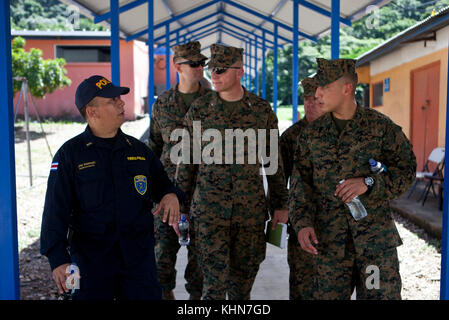 Costa Rican Subteniente José Rodriguez, Murcielago ufficiale responsabile, dà U.S. Marine Col. Michael V. Samarov, centro, il comandante di scopo speciale Air-Ground Marine Task Force - Comando Sud, un tour di base di polizia Murcielago in Cuajiniquil, Costa Rica, 15 agosto 2017. Il comandante di SPMAGTF-SC ha visitato il Costa Rica per supervisionare Mobile Training Team Due, elemento di comando, SPMAGTF-SC mentre stanno conducendo un multi-settimana corso di formazione per i membri della nazione ospitante la polizia. I marines e i marinai di SPMAGTF-SC sono distribuiti in America centrale per condurre la cooperazione in materia di sicurezza della formazione Foto Stock