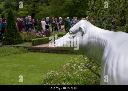 I membri del pubblico la visualizzazione di "esperienza del Peak District & Derbyshire Giardino' - RHS Chatsworth Flower Show, la Chatsworth House, Derbyshire, Inghilterra, Regno Unito. Foto Stock