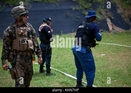 Stati Uniti Marine Sgt. Robert J. Biorde, distacco personale Sottufficiale in carica con Mobile Training Team Due per scopi speciali Air-Ground Marine Task Force - Comando Sud, incarica i membri della Costa Rican forza di polizia sulla linea di cottura a base di polizia Murcielago in Cuajiniquil, Costa Rica, 15 agosto 2017. La MTT è insegnare abilità di tiro di base le competenze per la nazione ospitante forza di polizia durante il loro soggiorno in Costa Rica. I marines e i marinai di SPMAGTF-SC sono distribuiti in America centrale per condurre la cooperazione in materia di sicurezza la formazione e i progetti di ingegneria con le loro controparti in severa Foto Stock