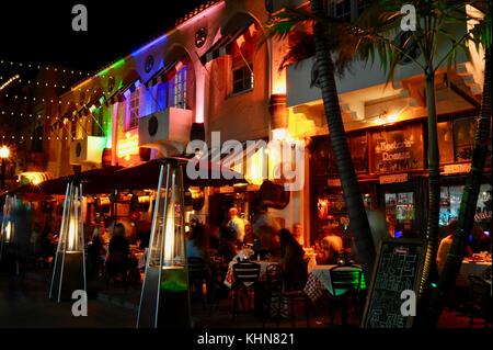 Vivace folla di persone al ristorante e la strada dello shopping di Espanola Way, storico villaggio spagnolo di South Beach, Miami, Florida, Stati Uniti d'America. Foto Stock