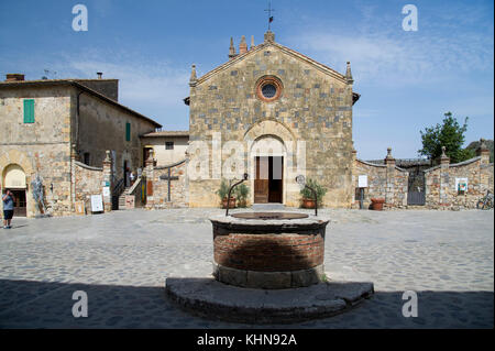 Chiesa romanica di Santa Maria Assunta (Chiesa dell Assunzione della Vergine Maria) su Piazza Roma nel borgo medioevale di Monteriggioni, Toscana, ho Foto Stock