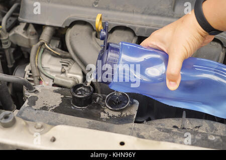 Il liquido di raffreddamento checkup automobile motore sporco Foto Stock