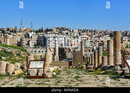 Jerash - la città di 1000 colonne - accanto alla moderna città di Jerash in Giordania. Foto Stock