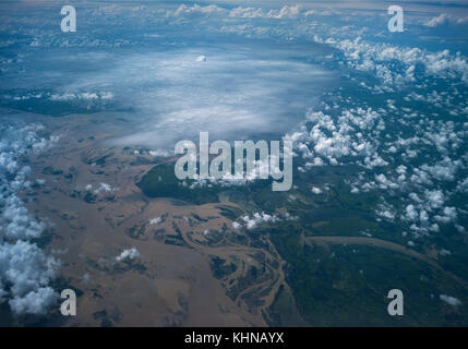 Volando sulle nuvole e cieli di montagna in Kazakistan Foto Stock
