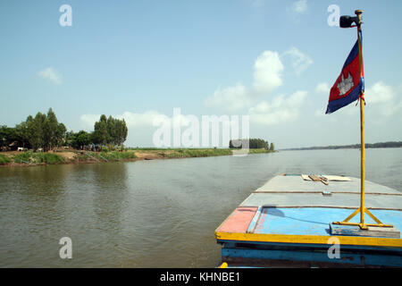 Bandiera sulla barca cambogiano nel delta del fiume Mekong Foto Stock