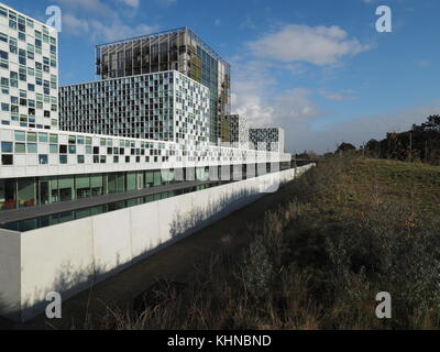 L'Aia, Paesi Bassi - 3 novembre 2017: il nuovo 2016 aperto corte penale internazionale edificio con fossato, situato tra le dune a l'aia. Foto Stock