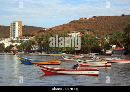 Barche in acqua vicino alla spiaggia di Pampatar, Venezuela Foto Stock