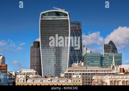 Skyline di Londra, con 20 Fenchurch Street, Londra, l'edificio conosciuto come Walkie Talkie. Foto Stock