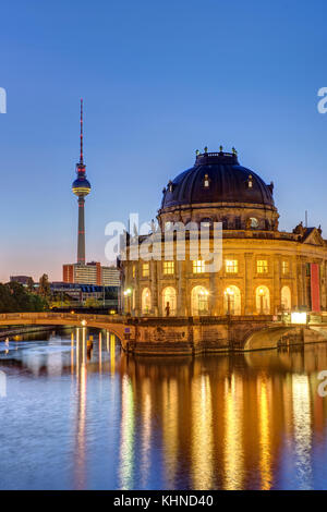 Bode-museum, la torre della televisione e il fiume Sprea a Berlino prima del sorgere del sole Foto Stock