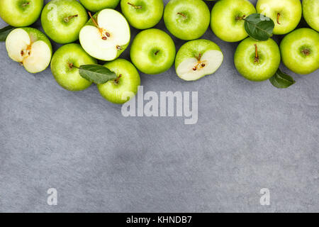 Mele apple frutta frutto copyspace ardesia verde vista dall'alto il cibo Foto Stock