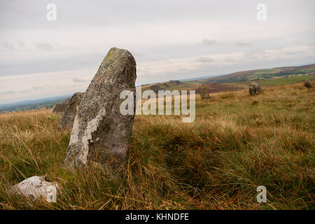 Paesaggi megalitici nel Regno Unito: BEDD Arthur Stone Circle , che guarda verso i contorni frastagliati del affioramento Carn Menyn / Carn Meini di rocce doleritiche maculate , sulle alte colline delle Preseli Hills, Pembrokeshire, Galles sud-occidentale, Regno Unito. BEDD Artù o tomba di Artù è un possibile sito megalitico del monumento engiforme neolitico composto da tredici pietre verticali e almeno due cadute, ciascuna alta circa 0,6 metri per un ferro di cavallo ovale, che riecheggia la prima forma di Stonehenge. Foto Stock