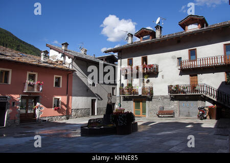 Comune di etroubles, Italia. vista pittoresca su una piazza di città a Etroubles la rue Albert deffeyes. Foto Stock