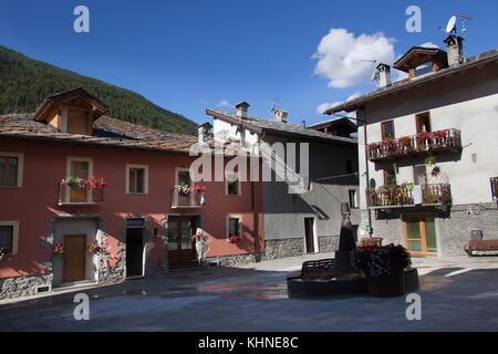 Comune di etroubles, Italia. vista pittoresca su una piazza di città a Etroubles la rue Albert deffeyes. Foto Stock