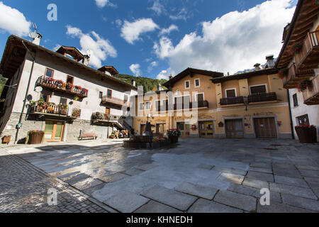 Comune di etroubles, Italia. vista pittoresca su una piazza di città a Etroubles la rue Albert deffeyes. Foto Stock