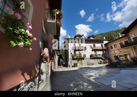 Comune di etroubles, Italia. vista pittoresca su una piazza di città a Etroubles la rue Albert deffeyes. Foto Stock