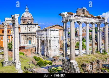 Panoramica dell'antica Forum, che mostra i templi, pilastri, il senato e antiche strade,Roma,Italia Foto Stock