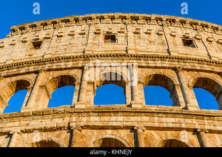 Vista notturna del Colosseo, un anfiteatro di forma ellittica al centro di Roma,Italia.costruito in cemento e pietra,è stato il più grande anfiteatro del Foto Stock