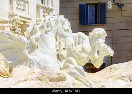 Dettagli architettonici di Fontana di Trevi , Fontana di Trevi, una fontana nel rione Trevi a Roma, Italia, la più grande fontana barocca della città. Foto Stock