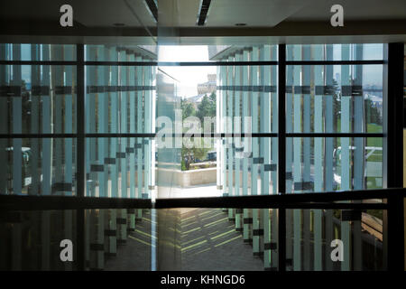 Edifici e pulire la strada riflessa sulla parete di vetro immagine di Windows nel moderno edificio per uffici Foto Stock