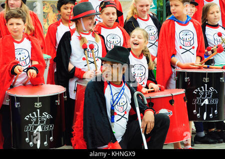 Impulso del posto, una gioventù banda samba prima della loro performance al carnevale di Edinburgh jazz e blues festival Foto Stock