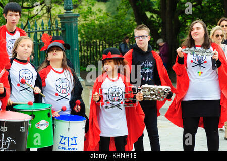 Impulso del posto, una gioventù banda samba prima della loro performance al carnevale di Edinburgh jazz e blues festival Foto Stock