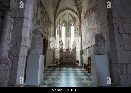 Abside nord, altare di San Lorenzo nella chiesa di Sant'Andrea Apostolo di Venzone, Friuli, Italia Foto Stock