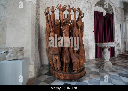 Moderna scultura lignea nella chiesa di Sant'Andrea Apostolo di Venzone, Friuli, Italia Foto Stock