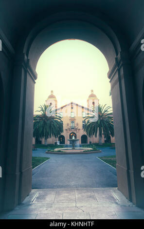 Vista della vecchia Unione complessa e il vecchio edificio dell'Unione presso la stanford university di Palo Alto, California, Stati Uniti d'America. filtro di elaborazione. Foto Stock