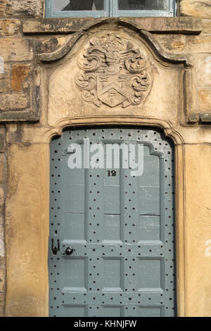 Guild Crest al di sopra di una porta a Blackfriars convento, Newcastle upon Tyne, England, Regno Unito Foto Stock