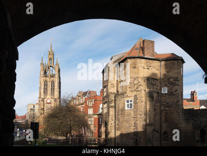 Il cancello nero e la torre di San Nicholas Cathedral incorniciata da un arco ferroviaria, Newcastle upon Tyne, England, Regno Unito Foto Stock