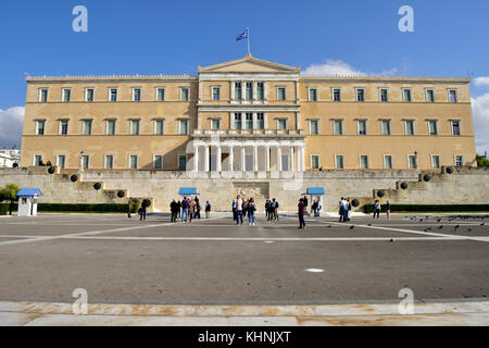 Nazionale Greco di palazzo del parlamento (Vecchio Palazzo Reale) e la tomba del Milite Ignoto, Atene, Grecia Foto Stock