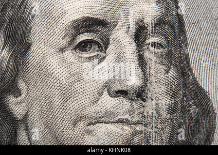 Frammento di un centinaio di dollari bill con la faccia di Benjamin Franklin (close-up) Foto Stock