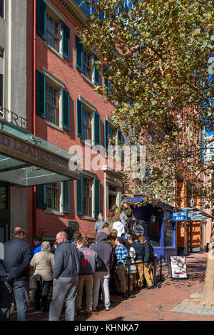 I visitatori in fila per entrare nella Casa Petersen, dove Abramo Lincoln morì il 15 aprile 1865, decimo St NW, Washington DC, Stati Uniti d'America Foto Stock