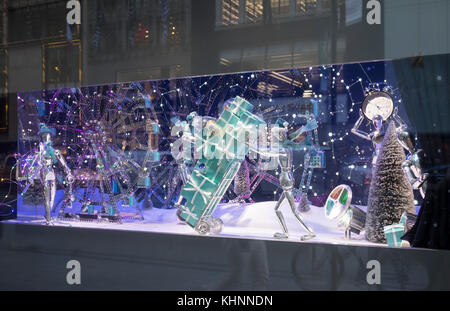 Tiffany & Co sulla Fifth Avenue a New York City: La famosa vetrina delle vacanze Foto Stock