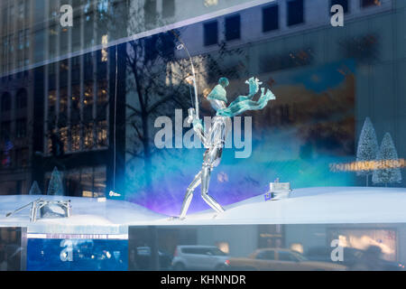 Tiffany & Co sulla Quinta Avenue di New York City: il famoso vacanze finestra visualizza Foto Stock