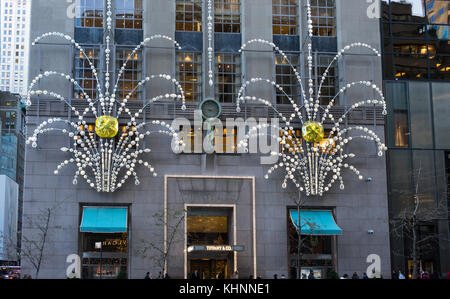 Tiffany & Co sulla Quinta Avenue di New York City: il famoso vacanze finestra visualizza Foto Stock