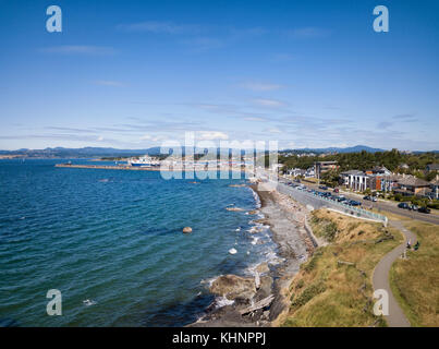 Antenna paesaggio panoramico vista di una bellissima spiaggia rocciosa sulla costa del Pacifico. prese nel punto di Holland Park, Victoria, isola di Vancouver, British Columbia Foto Stock