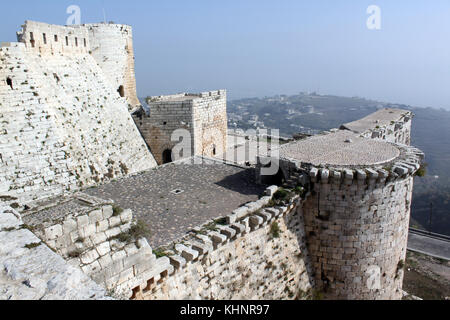 Le mura e le torri del castello di krak de chevalier in Siria Foto Stock