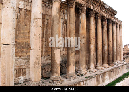 Parete del tempio baxcchus e colonne in baalbeck, Libano Foto Stock