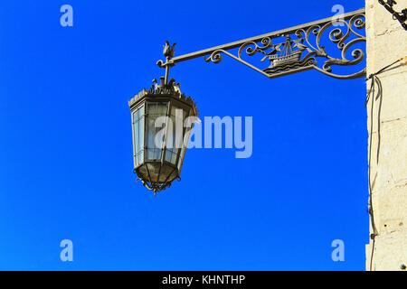 Vecchia Lanterna in strada sotto il cielo blu Foto Stock