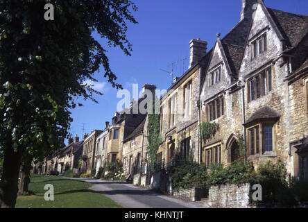 La collina a Burford, oxfordshire. luglio 1972. confronta questa immagine con oggi e 45 anni su di esso ha lo stesso aspetto. fotografia di tony henshaw Foto Stock