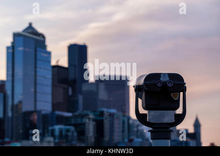 Punto di vista nella città di Seattle, Washington, USA, tenuto durante un colorato alba. Foto Stock